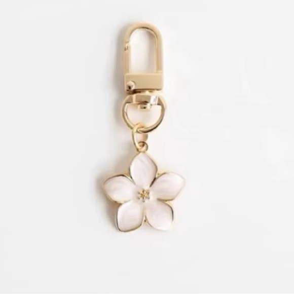 💰 3 for $ 15 Elegant Gold and White Flower Keychain/Purse Charm NWOT - Picture 2 of 4
